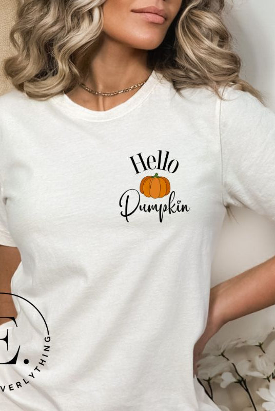 Say hello to autumn with our adorable t-shirt. It features a pumpkin on the front pocket and the playful phrase 'Hello Pumpkin,' this design captures the spirit of the season on a white shirt. 